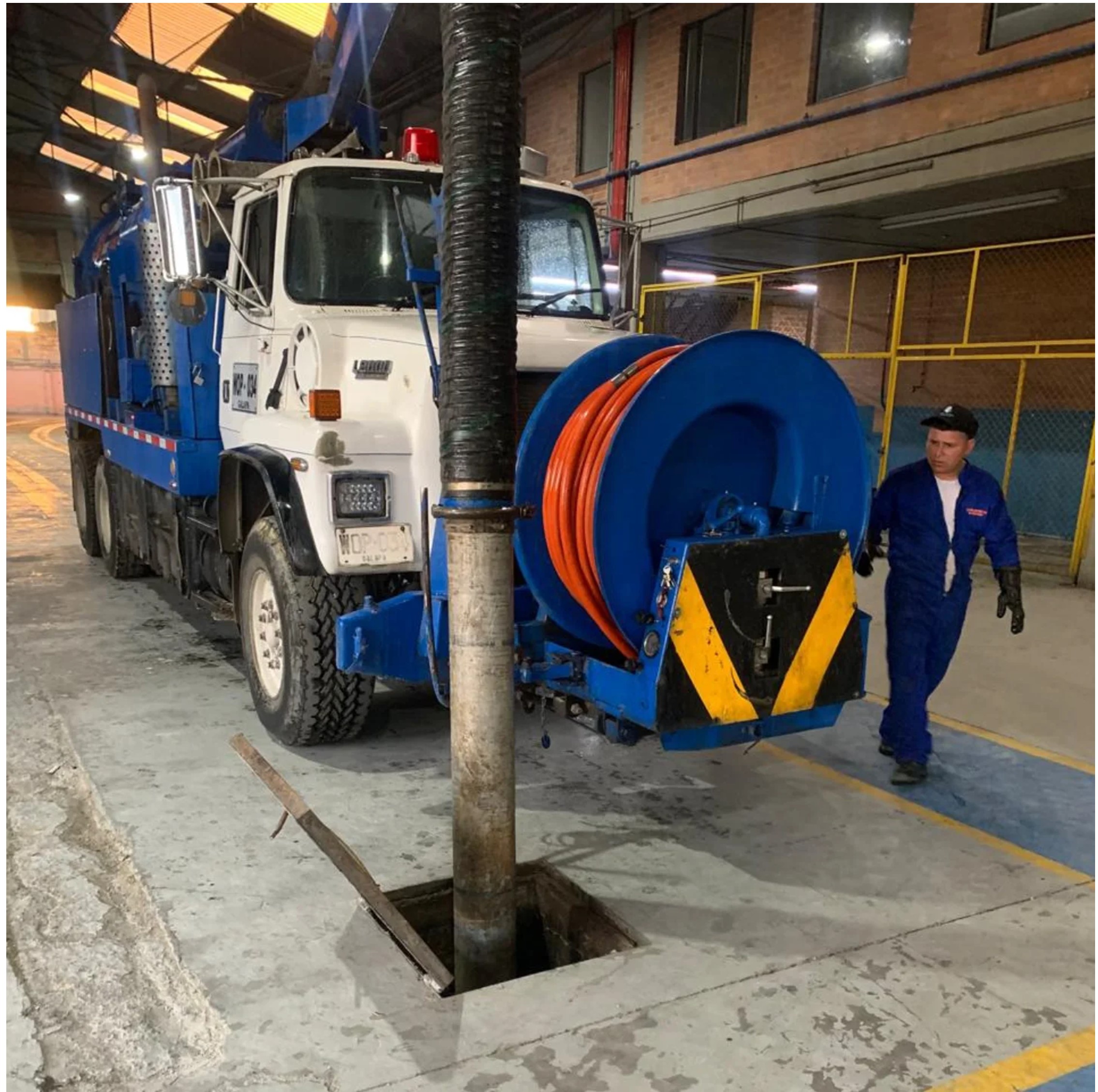 Camión Vactor realizando servicio de succión y lavado industrial en Bogotá